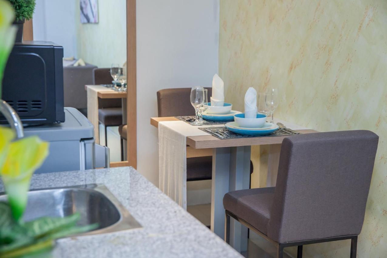 Melbourne Suites Макати Экстерьер фото