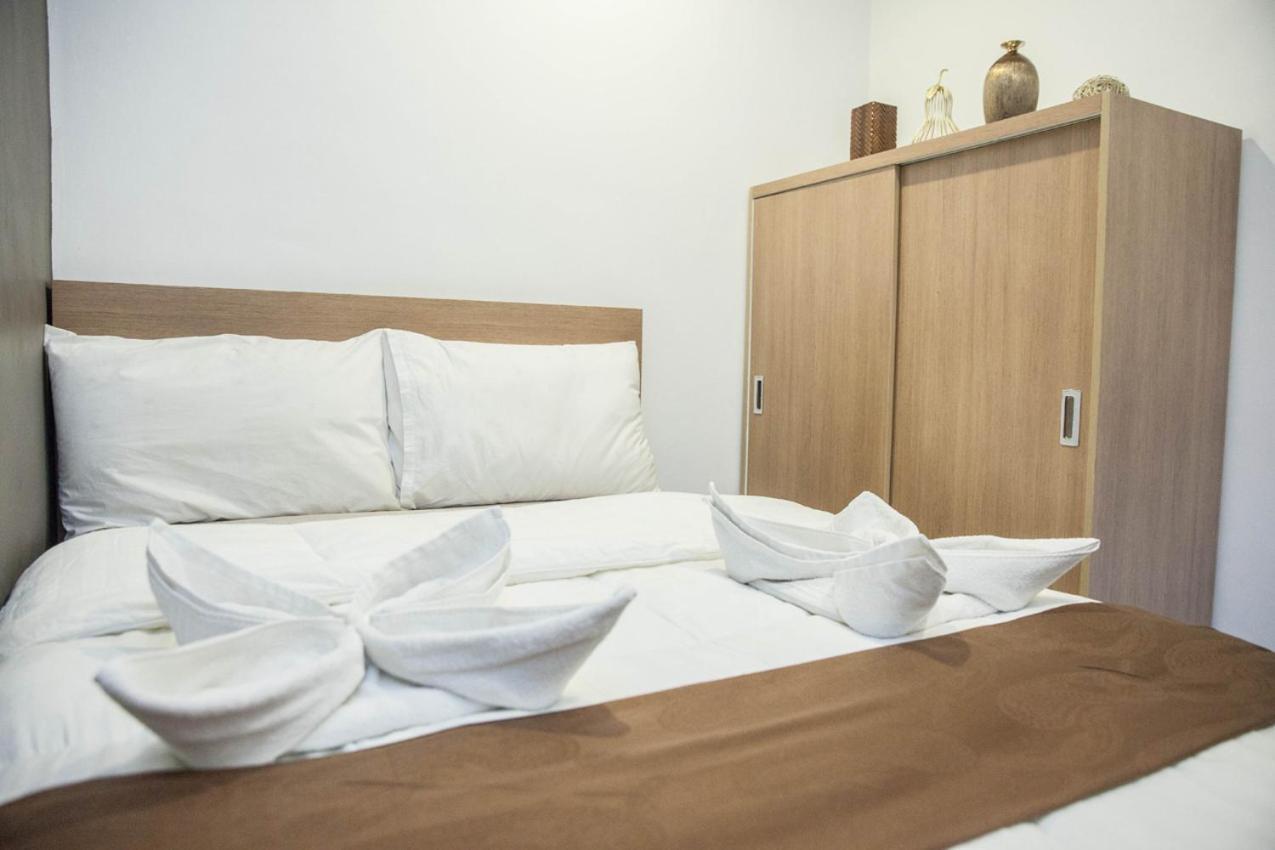 Melbourne Suites Макати Экстерьер фото