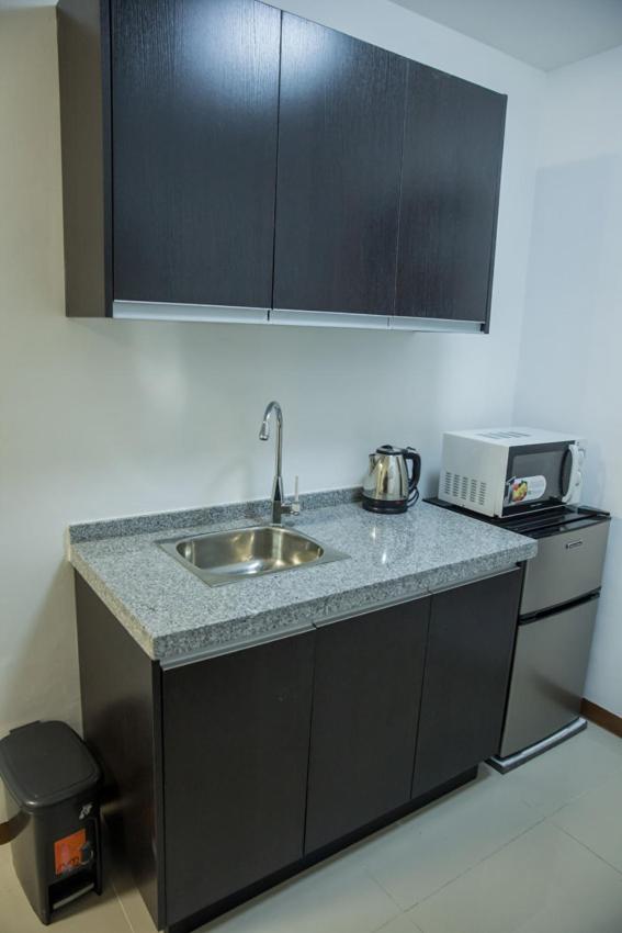 Melbourne Suites Макати Экстерьер фото