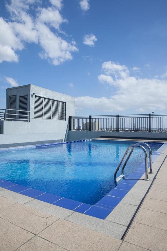 Melbourne Suites Макати Экстерьер фото