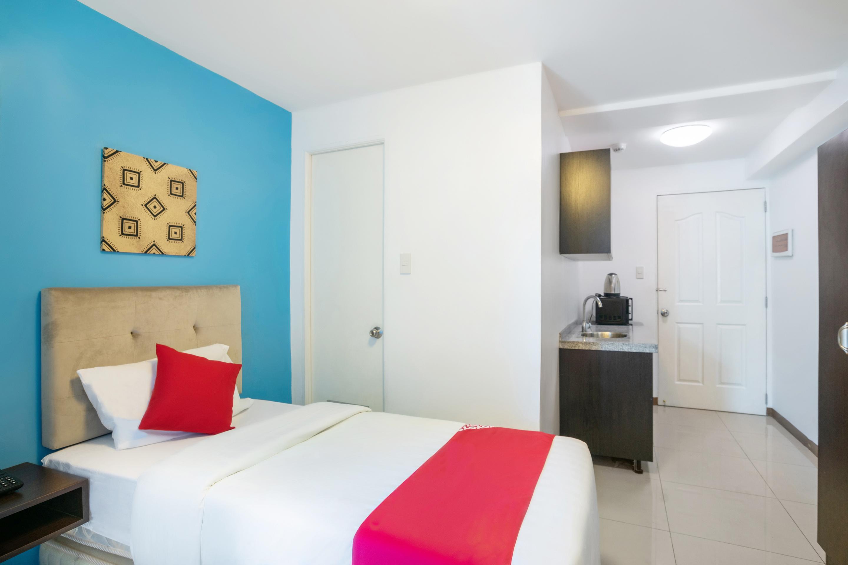 Melbourne Suites Макати Экстерьер фото