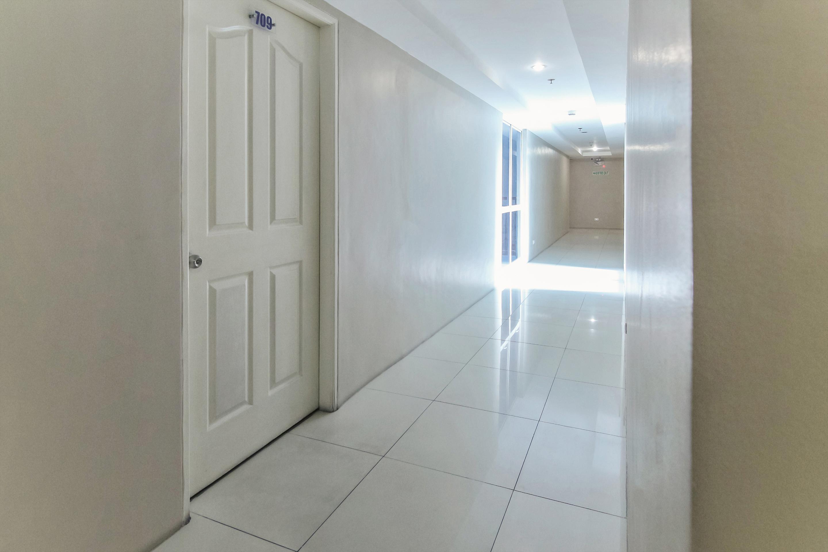 Melbourne Suites Макати Экстерьер фото